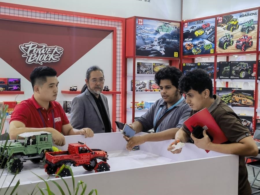 在第135屆廣交會第三期現(xiàn)場，采購商在廣東信宇科技股份有限公司展位選購、體驗積木遙控車產(chǎn)品（5月2日攝）。新華社記者 洪澤華 攝