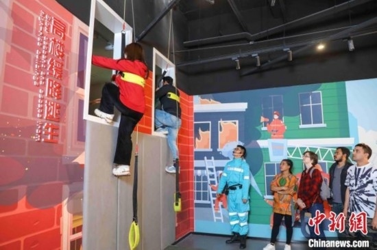 5月9日，留學(xué)生體驗(yàn)?zāi)M高樓緩降逃生。張鷹 攝