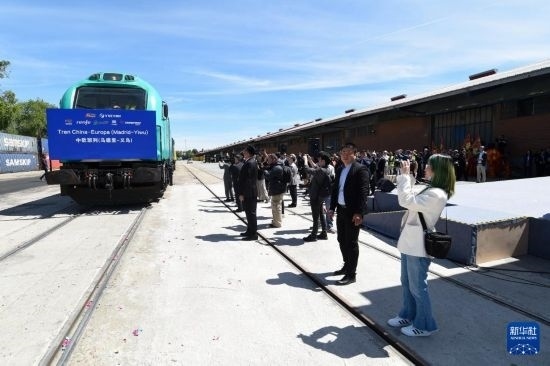 5月8日，在西班牙馬德里，嘉賓們參加中歐班列（義烏—馬德里）開(kāi)行十周年紀(jì)念號(hào)班列發(fā)車儀式。新華社發(fā)（古斯塔沃·巴連特?cái)z）