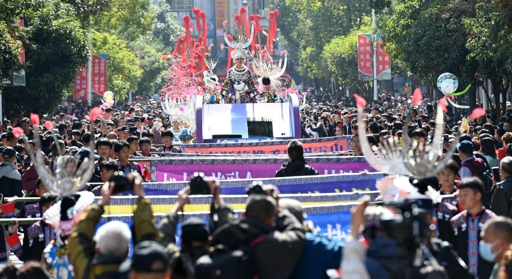 在貴州雷山縣縣城，苗族群眾身著盛裝，載歌載舞參加苗年和鼓藏節(jié)的巡游活動(dòng)（2023年11月16日攝）。新華社記者 楊楹 攝