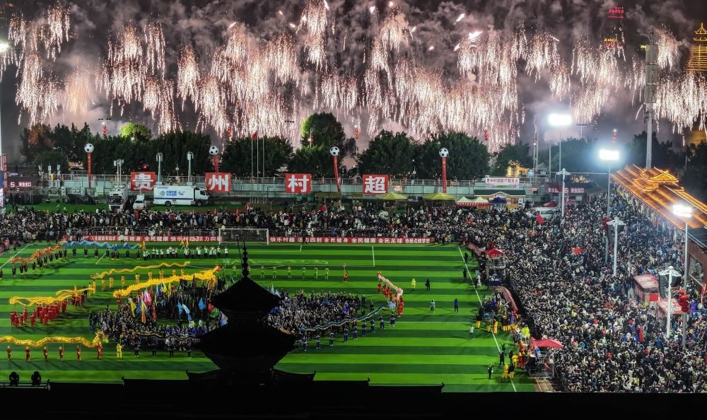 在貴州省榕江縣舉行的2024全國(guó)“村晚”示范展示活動(dòng)暨貴州“村超村晚”活動(dòng)中，音樂煙花秀精彩上演（2024年2月3日攝，無(wú)人機(jī)照片）。新華社記者 劉續(xù) 攝