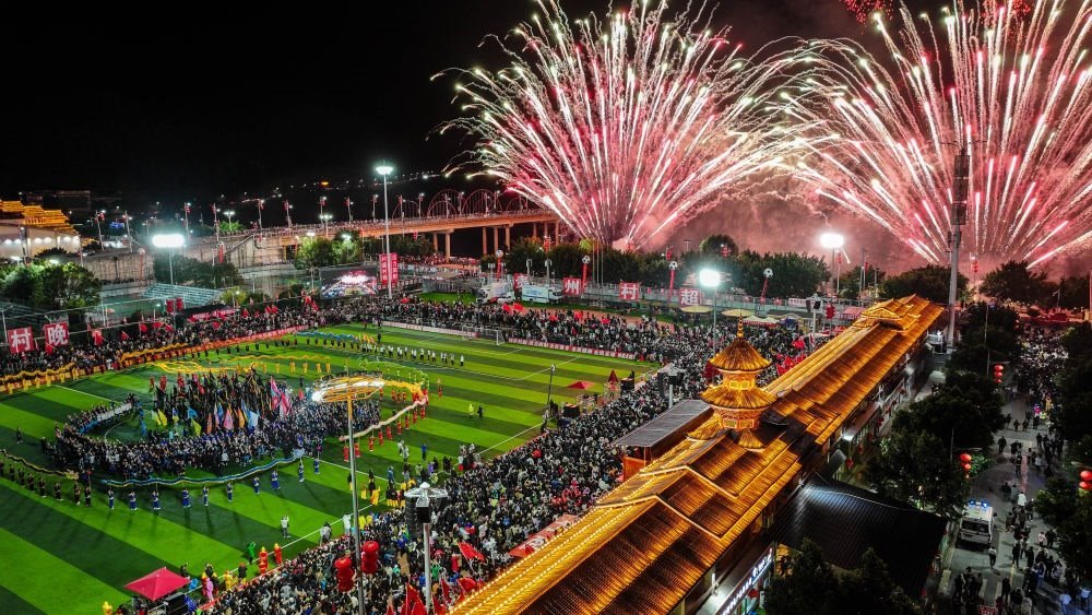 在貴州省榕江縣舉行的2024全國(guó)“村晚”示范展示活動(dòng)暨貴州“村超村晚”活動(dòng)中，音樂煙花秀精彩上演（2024年2月3日攝，無(wú)人機(jī)照片）。新華社記者 劉續(xù) 攝