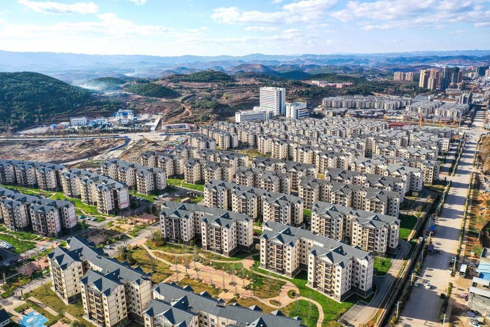 貴州省威寧縣五里崗街道朝陽(yáng)新城易地扶貧搬遷安置小區(qū)（2021年11月28日攝，無(wú)人機(jī)照片）。新華社記者 楊文斌 攝