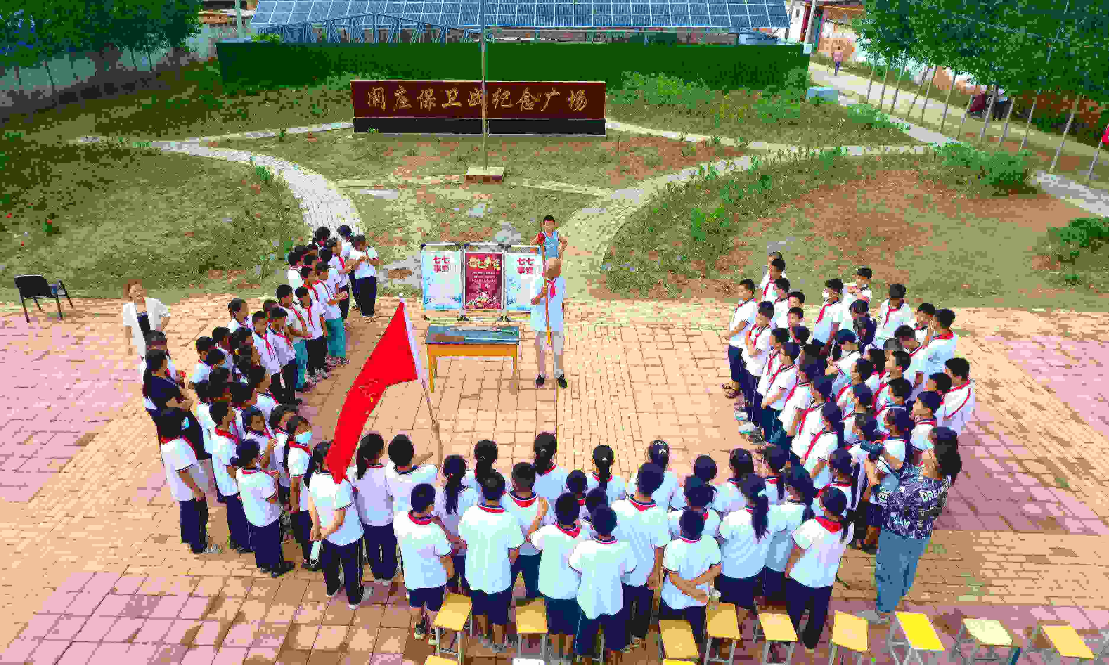 2022年7月6日，山東省聊城市，在茌平區(qū)菜屯鎮(zhèn)闞莊村的闞莊保衛(wèi)戰(zhàn)紀(jì)念廣場(chǎng)，闞莊保衛(wèi)戰(zhàn)親歷者王光木老人為小學(xué)生們講述抗戰(zhàn)故事，展示大刀、長(zhǎng)矛。