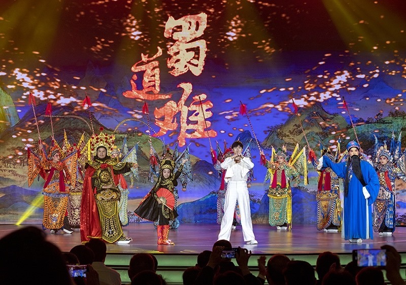 2023年10月13日，成都，“把青春華章寫(xiě)在祖國(guó)大地上”大思政課網(wǎng)絡(luò)主題宣傳和互動(dòng)引導(dǎo)活動(dòng)在四川大學(xué)舉行。