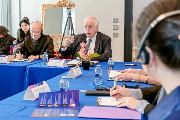 法蘭西科學院副院長、巴黎地理學會主席讓-羅伯特·馬里·皮特先生發(fā)言（圖片：中國傳媒大學