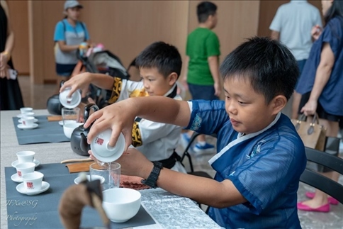 新加坡孩子們?cè)诨顒?dòng)現(xiàn)場(chǎng)體驗(yàn)學(xué)習(xí)茶藝。新加坡中國(guó)文化中心供圖