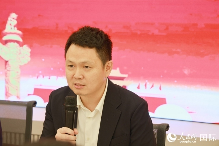 中國(guó)駐里約熱內(nèi)盧總領(lǐng)館副總領(lǐng)事王尉育在座談會(huì)上致辭。人民網(wǎng)記者 陳海琪攝