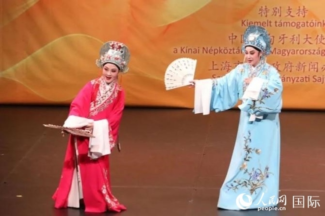 “玉蘭花開·魅力上?！弊哌M布達佩斯。葉辰亮攝