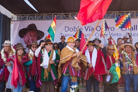 奧魯羅公路項(xiàng)目開工儀式現(xiàn)場(chǎng)，?？偨y(tǒng)路易斯·阿爾塞宣布項(xiàng)目開工。中國(guó)中鐵供圖