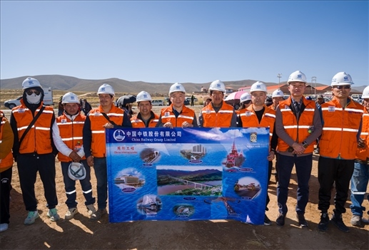 奧魯羅公路項(xiàng)目開工儀式現(xiàn)場(chǎng)，中國(guó)中鐵員工代表合影。中國(guó)中鐵供圖