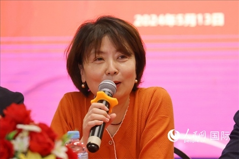 陜西省歸國(guó)華僑聯(lián)合會(huì)黨組成員、副主席兼秘書(shū)長(zhǎng)尚小紅在座談會(huì)上致辭。人民網(wǎng)記者 陳海琪攝