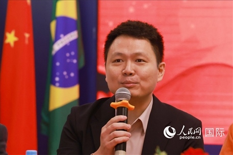 中國(guó)駐里約熱內(nèi)盧總領(lǐng)館副總領(lǐng)事王尉育在座談會(huì)上致辭。人民網(wǎng)記者 陳海琪攝