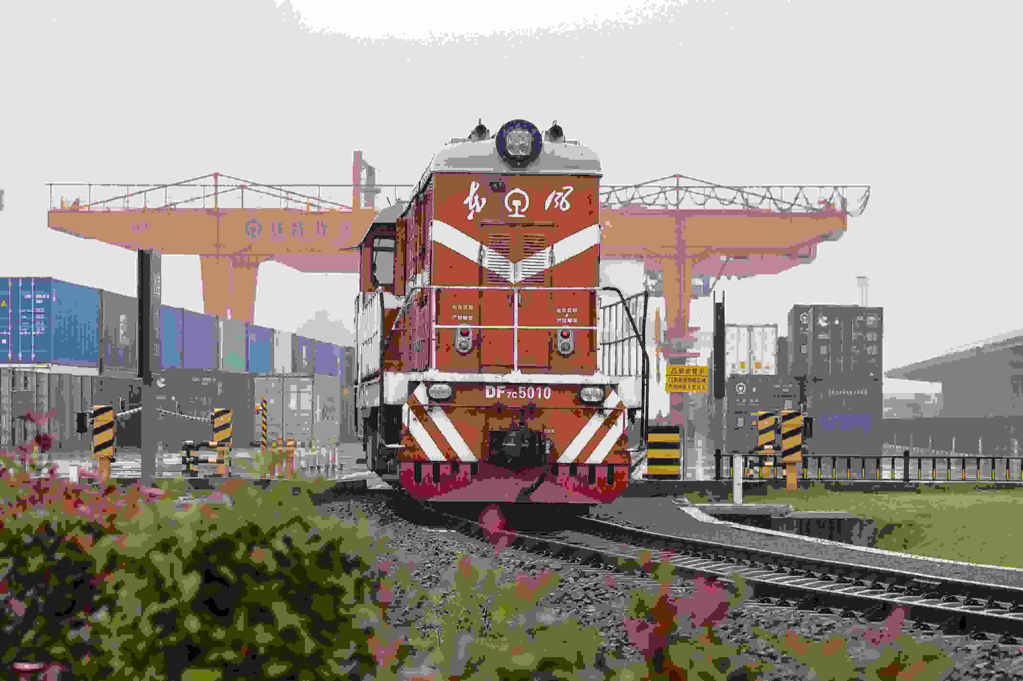 2024年5月5日，“五一”假期最后一天。在浙江省金華市金東區(qū)鐵路金華南站，一列滿載110標(biāo)箱的中歐班列緩緩啟程駛往匈牙利。