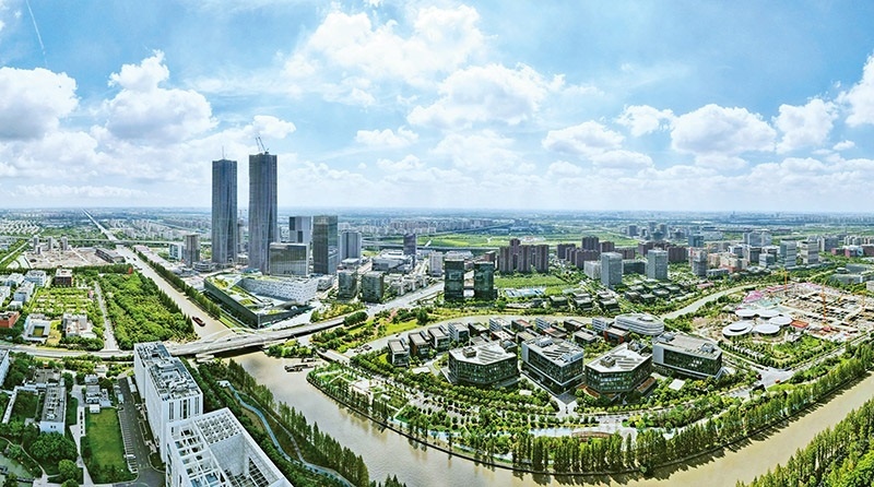 建立全國(guó)第一個(gè)國(guó)際貿(mào)易“單一窗口”，開(kāi)設(shè)全國(guó)第一批自由貿(mào)易賬戶，設(shè)立全國(guó)第一家外商獨(dú)資醫(yī)院、第一家外商獨(dú)資公募基金公司、第一家外商獨(dú)資汽車制造企業(yè)……中國(guó)（上海）自由貿(mào)易試驗(yàn)區(qū)掛牌以來(lái)，誕生了若干個(gè)“全國(guó)第一”，在制造業(yè)、金融業(yè)等數(shù)十個(gè)開(kāi)放領(lǐng)域，實(shí)現(xiàn)一批全國(guó)首創(chuàng)項(xiàng)目落地。圖為上海自貿(mào)區(qū)張江片區(qū)（2023年9月10日攝，無(wú)人機(jī)照片）。 新華社記者 方喆/攝