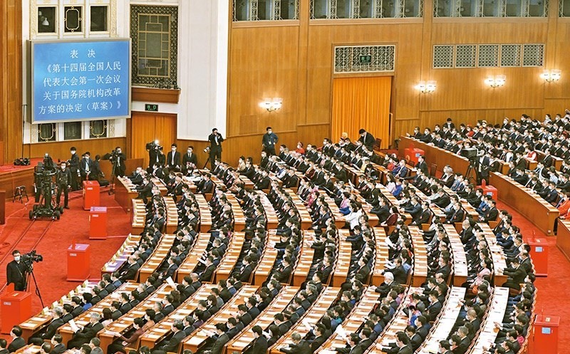 2023年3月10日，十四屆全國(guó)人大一次會(huì)議在北京人民大會(huì)堂舉行第三次全體會(huì)議，表決通過(guò)了關(guān)于國(guó)務(wù)院機(jī)構(gòu)改革方案的決定。圖為會(huì)議現(xiàn)場(chǎng)。 新華社記者 岳月偉/攝