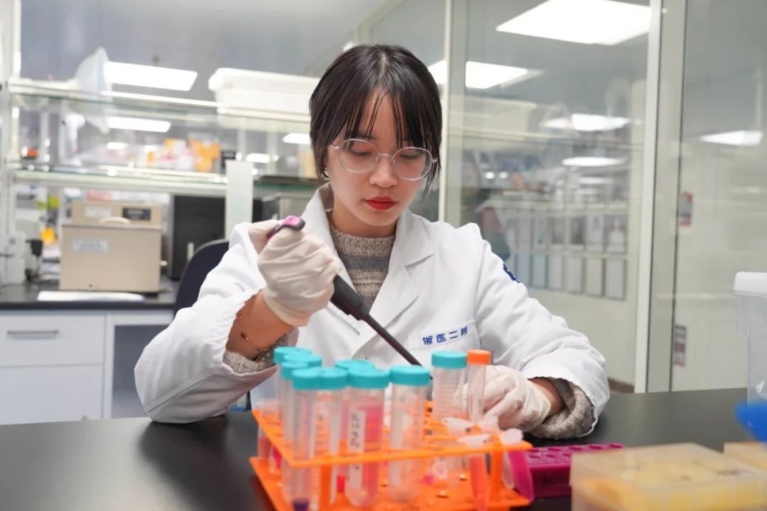 倪楚君在實(shí)驗(yàn)中。浙江大學(xué)供圖
