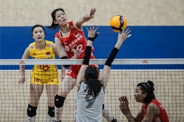 李盈瑩(上)扣球。圖片來源：國際排聯(lián)