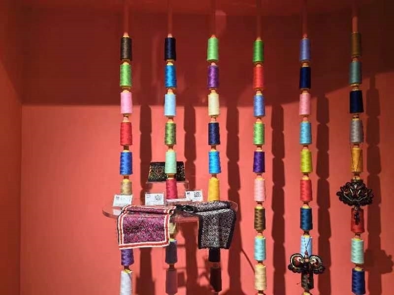 貴州省民族博物館內(nèi)展示的色彩斑斕的苗繡原材料及繡片（2024年4月27日攝）。新華社記者 楊欣 攝