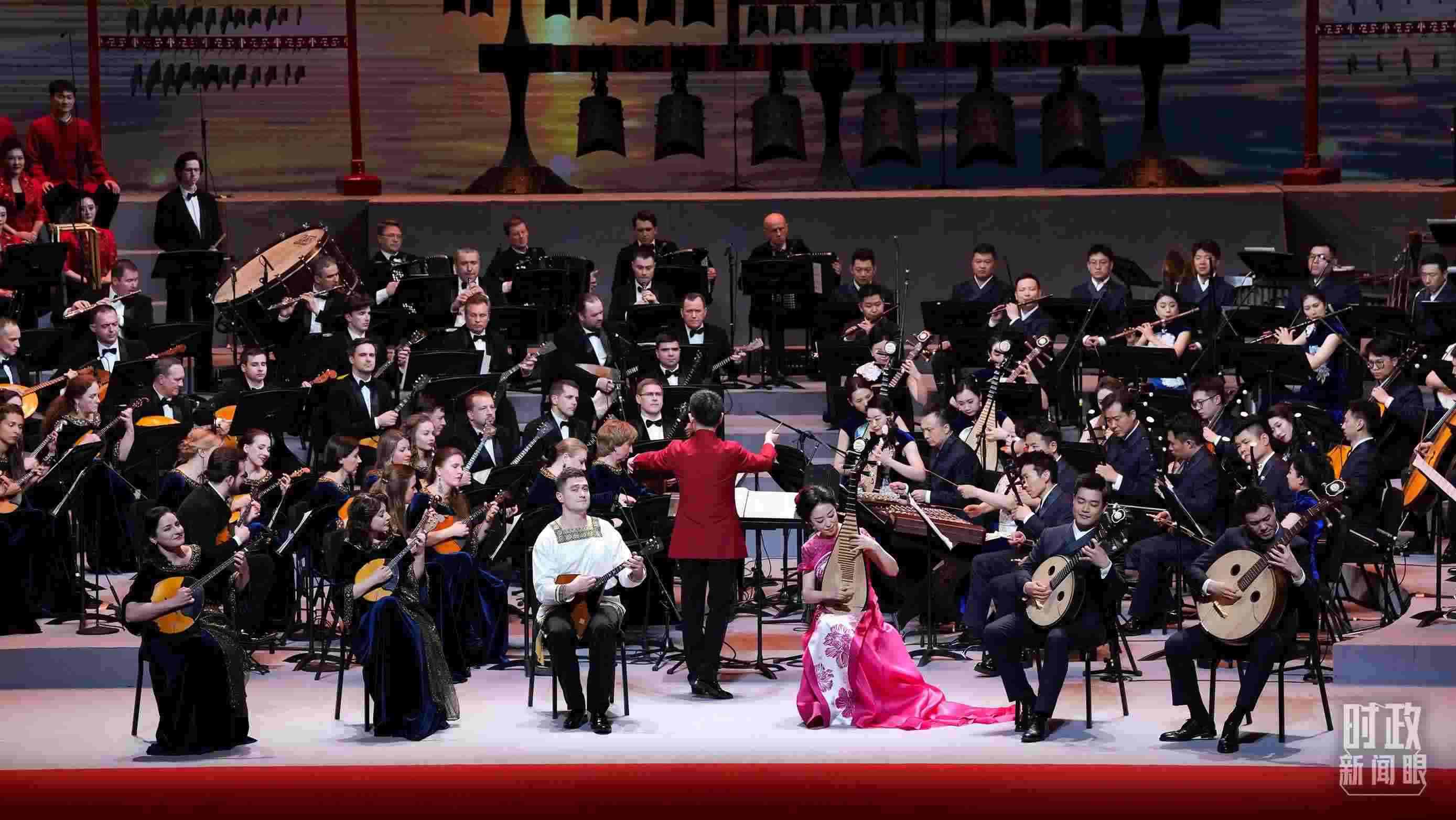 △前來(lái)參加音樂(lè)會(huì)的中俄藝術(shù)家匯聚一堂。（總臺(tái)央視記者李增仁、國(guó)廣記者李晉拍攝）