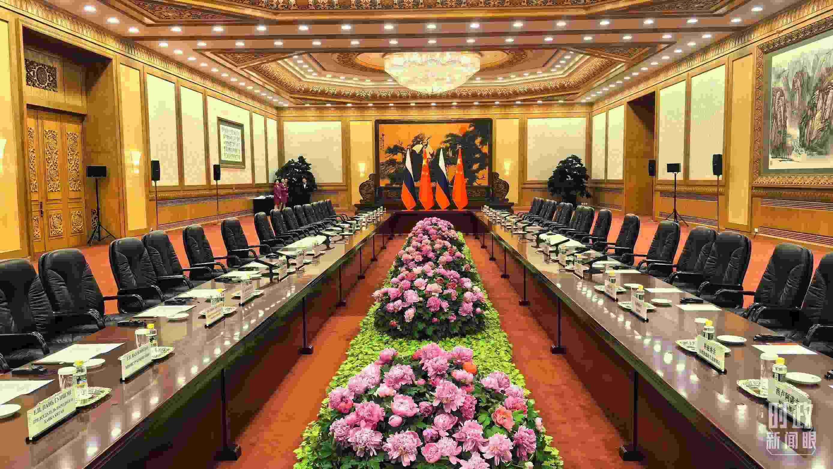 △中俄兩國(guó)元首隨后主持大范圍會(huì)談，這是會(huì)談開(kāi)始前的現(xiàn)場(chǎng)。（總臺(tái)央視記者鄂介甫拍攝）