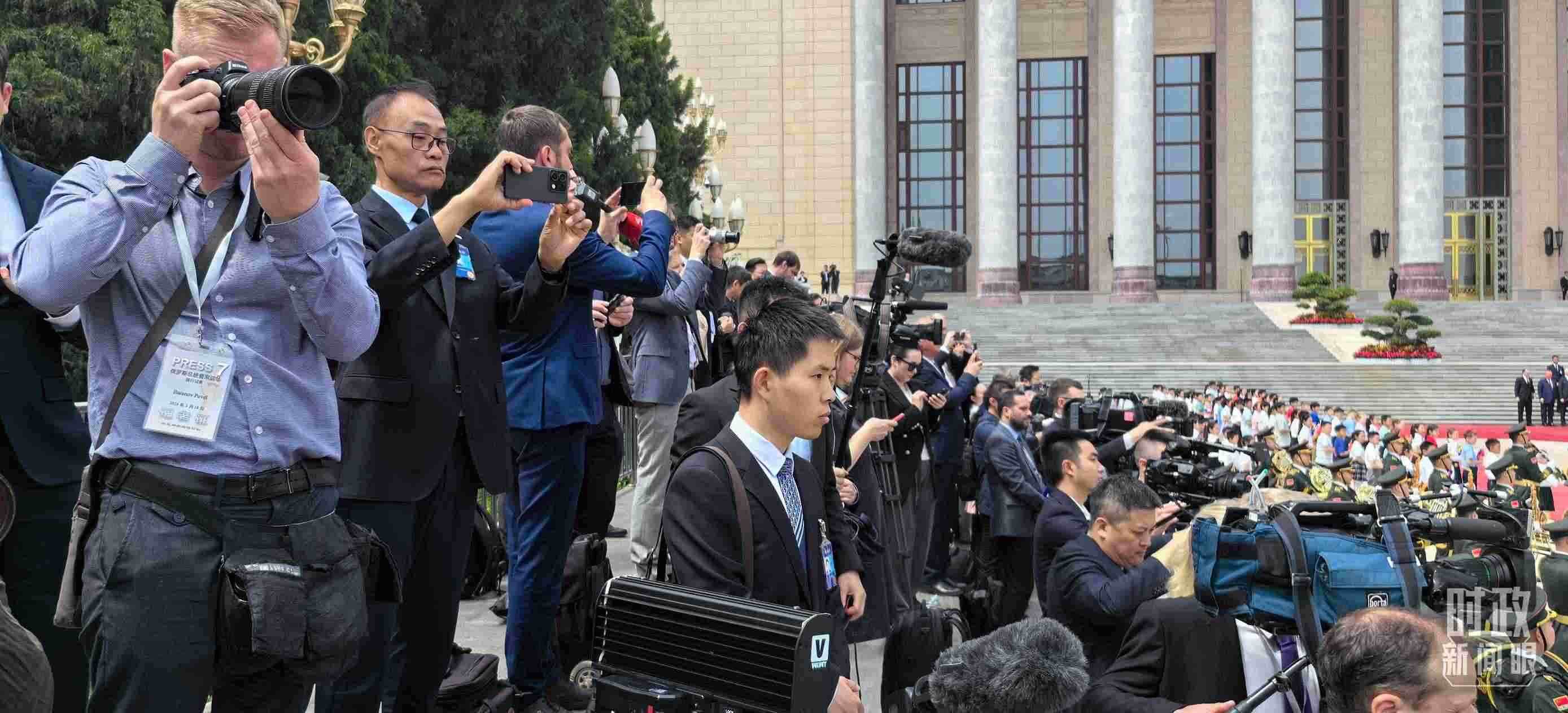 △當(dāng)天參與現(xiàn)場(chǎng)報(bào)道的中外記者。（總臺(tái)央視記者楊波、王子杭拍攝）