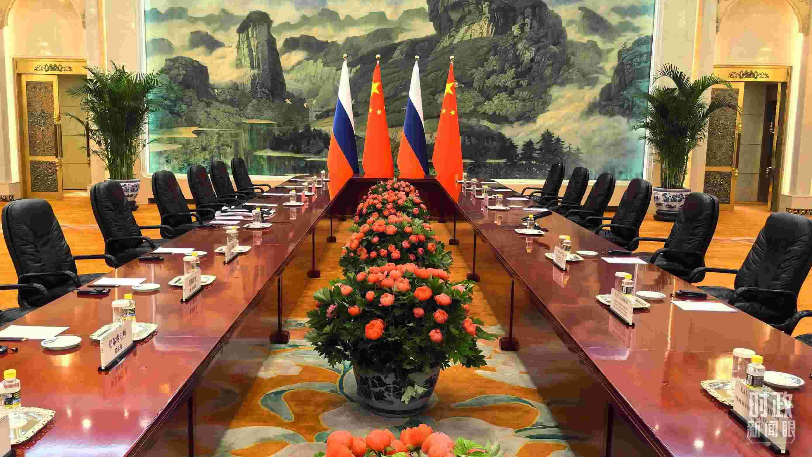 △中俄兩國(guó)元首首先舉行小范圍會(huì)談，這是會(huì)談開(kāi)始前的現(xiàn)場(chǎng)。（總臺(tái)央視記者鄂介甫拍攝）