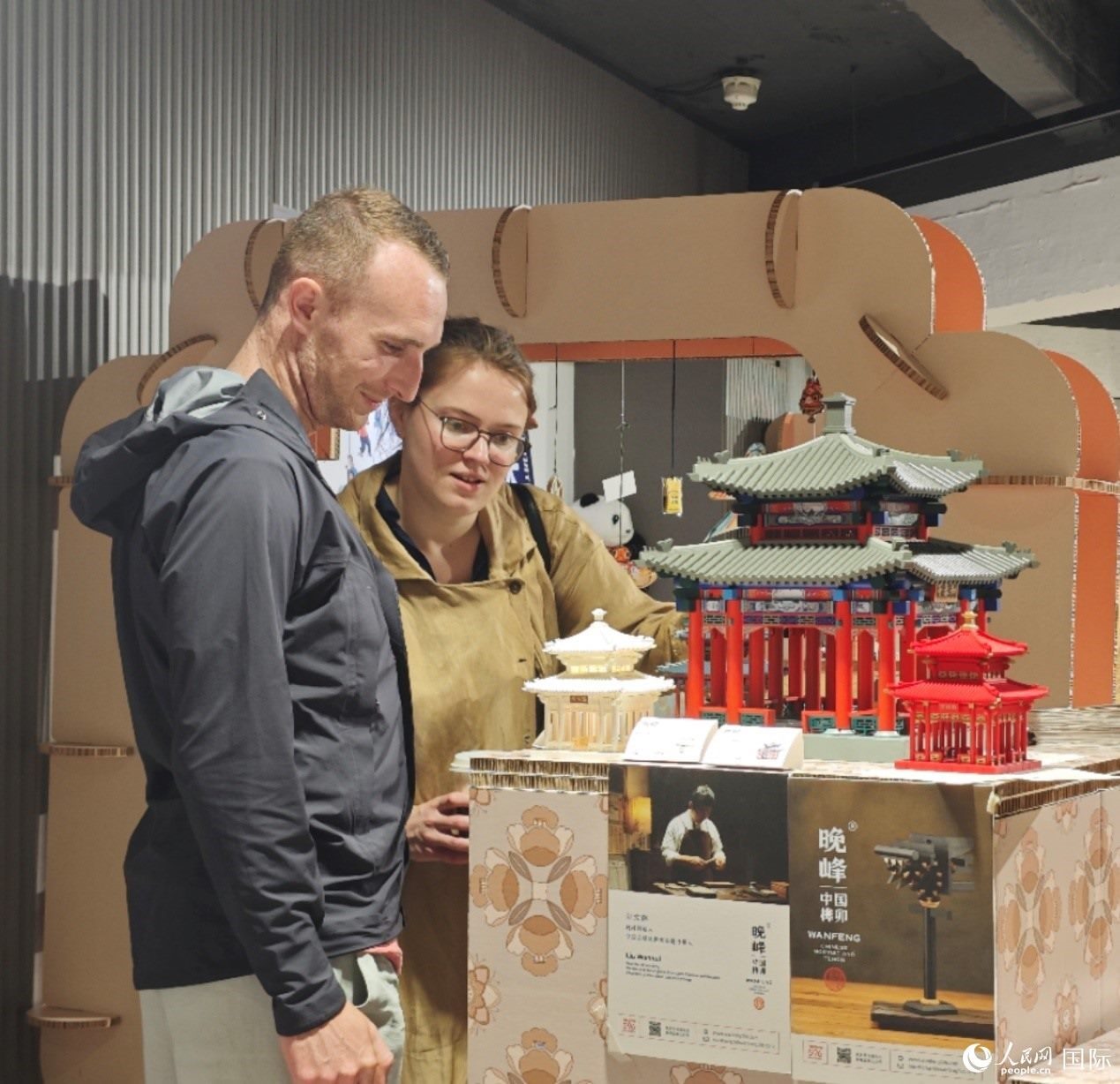 英國(guó)觀眾在欣賞中國(guó)傳統(tǒng)榫卯結(jié)構(gòu)建筑模型。邢雪攝