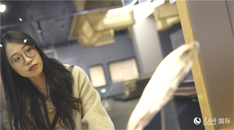 尹怡然在殷墟博物館新館參觀。人民網(wǎng)記者 劉寧攝