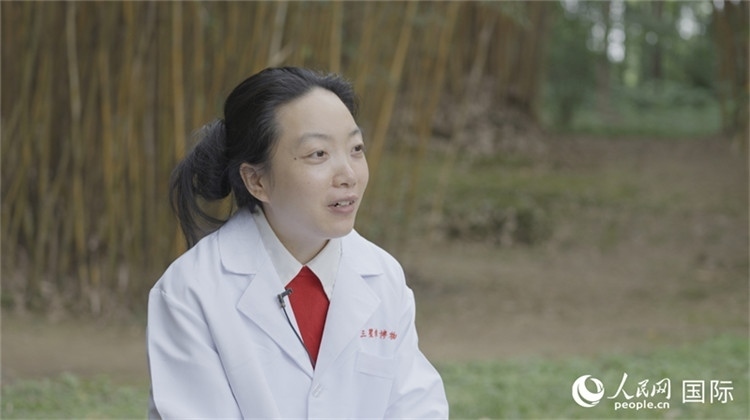 三星堆博物館文物修復師謝麗接受人民網(wǎng)采訪。人民網(wǎng)記者 張榮攝