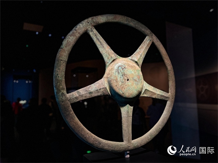 三星堆博物館中展出的太陽輪。人民網(wǎng)記者 羨江楠攝