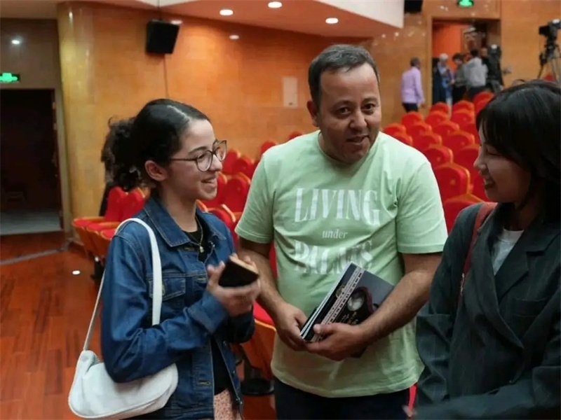 阿爾及利亞市民拉納·艾薩尼和她父親現(xiàn)場聆聽中阿交響樂演出 。蘇州交響樂團供圖