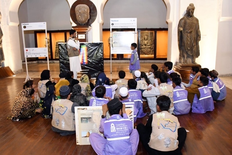 志愿者在博物館給孩子們開展互動講解?！瓣恿_守護(hù)人”供圖