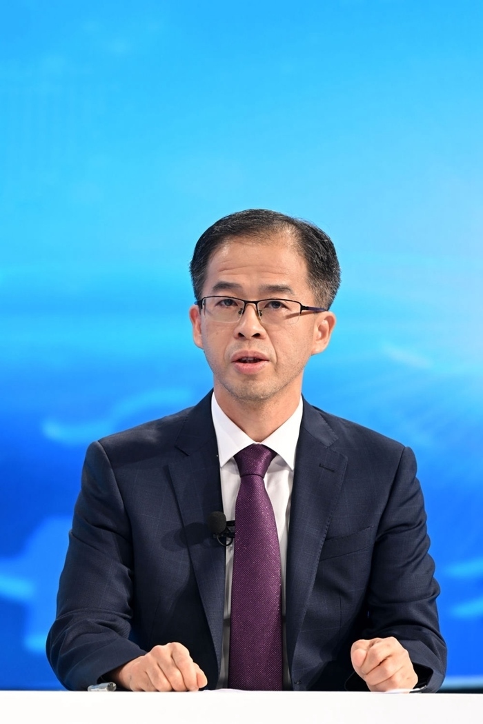 商務(wù)部政研室副主任丁維順在“中國經(jīng)濟(jì)圓桌會”錄制現(xiàn)場交流發(fā)言。新華社記者 金良快 攝