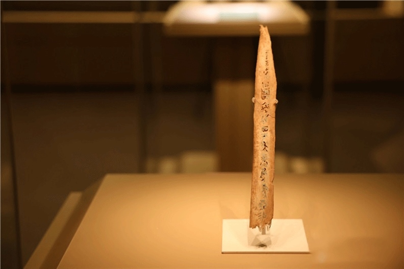 △殷墟博物館新館中展有我國博物館現(xiàn)存唯一一件文字鑲嵌綠松石甲骨。