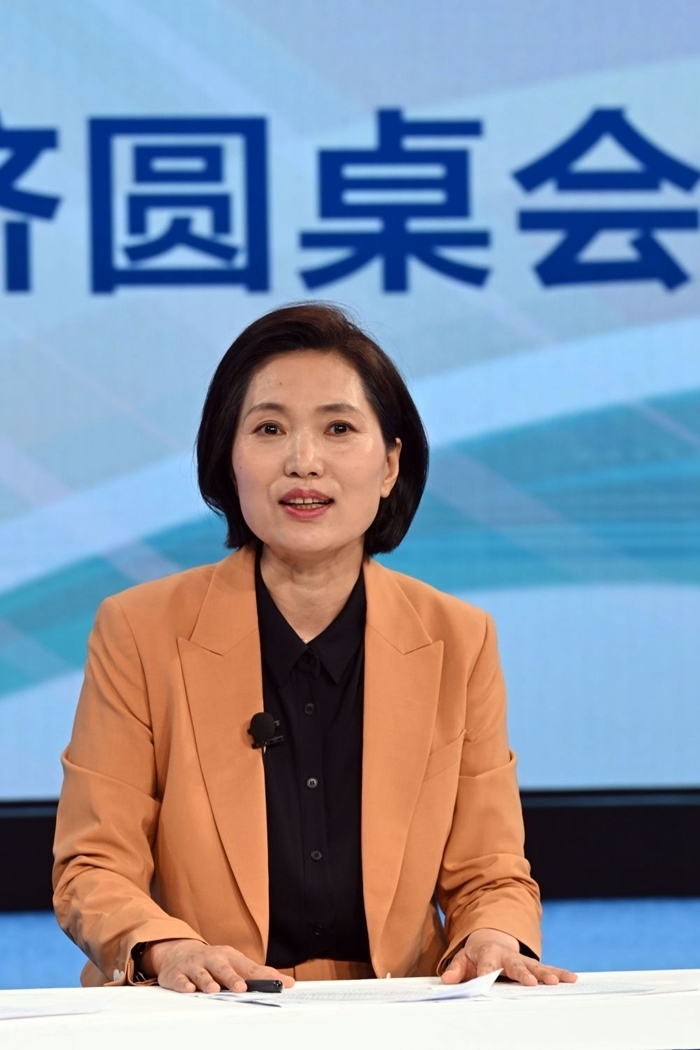 中國宏觀經(jīng)濟(jì)研究院對外經(jīng)濟(jì)研究所研究員曲鳳杰在“中國經(jīng)濟(jì)圓桌會”錄制現(xiàn)場交流發(fā)言。新華社記者 金良快 攝