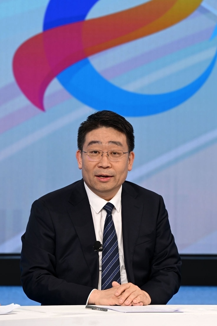 國家發(fā)展改革委產(chǎn)業(yè)司副司長霍福鵬在“中國經(jīng)濟(jì)圓桌會”錄制現(xiàn)場交流發(fā)言。新華社記者 金良快 攝