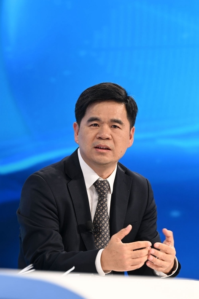 工業(yè)和信息化部運(yùn)行監(jiān)測協(xié)調(diào)局副局長何海林在“中國經(jīng)濟(jì)圓桌會”錄制現(xiàn)場交流發(fā)言。新華社記者 金良快 攝