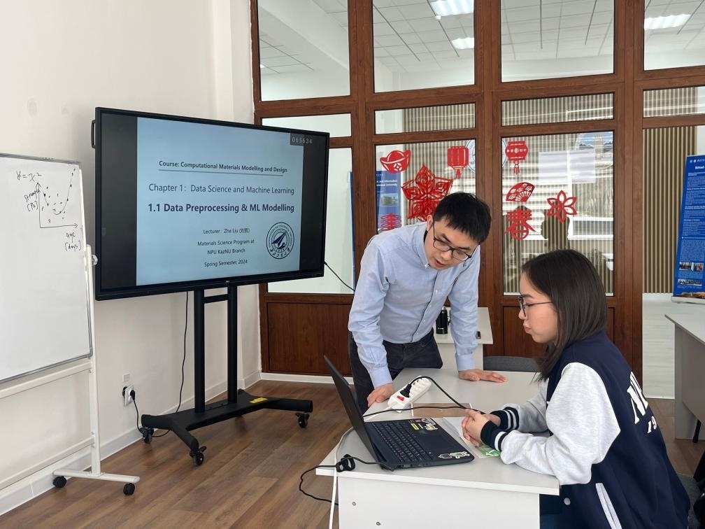 2024年4月，西北工業(yè)大學材料學院劉哲教授在西北工業(yè)大學哈薩克斯坦分校授課。（西北工業(yè)大學供圖）