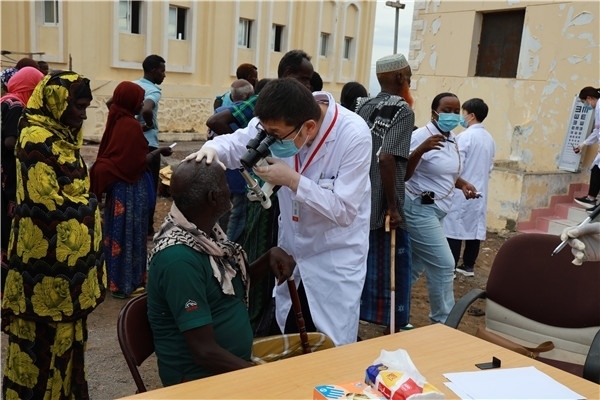 在義診現(xiàn)場，中國醫(yī)生與當(dāng)?shù)鼐用窈嫌傲裟?，吉布提鹽業(yè)投資公司供圖