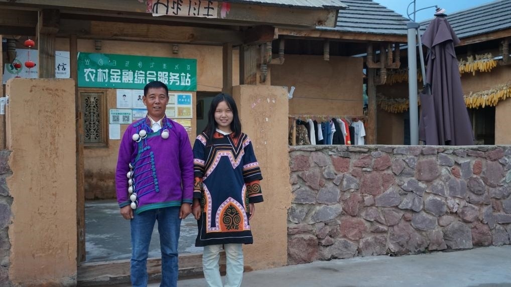 吉好有果和父親吉好也求在三河村新家合影。新華社記者 尹恒 攝