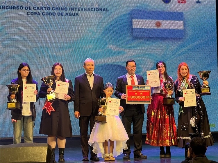 圖為中國駐阿根廷大使王衛(wèi)、阿根廷華文教育基金會會長劉芳勇為五名“金獎”選手頒獎（阿根廷拉普拉塔國立大學孔子學院供圖）