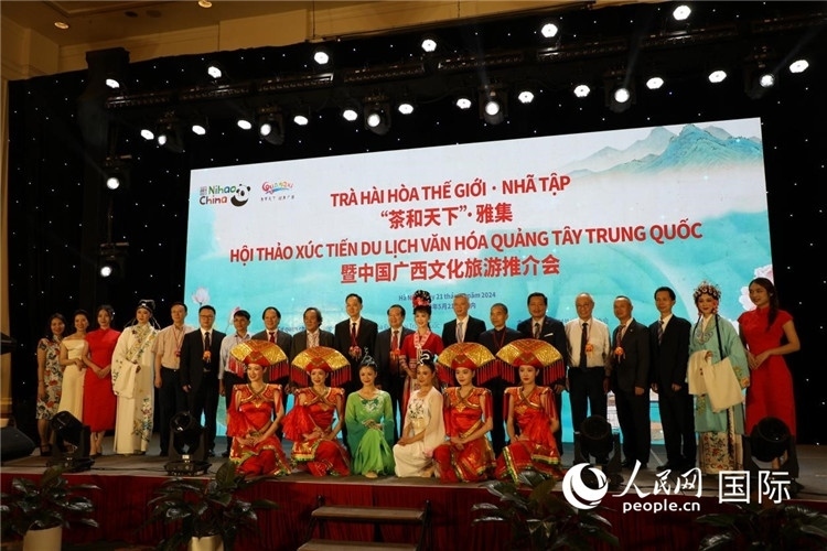 中越兩國嘉賓合影留念。人民網(wǎng)記者楊曄攝