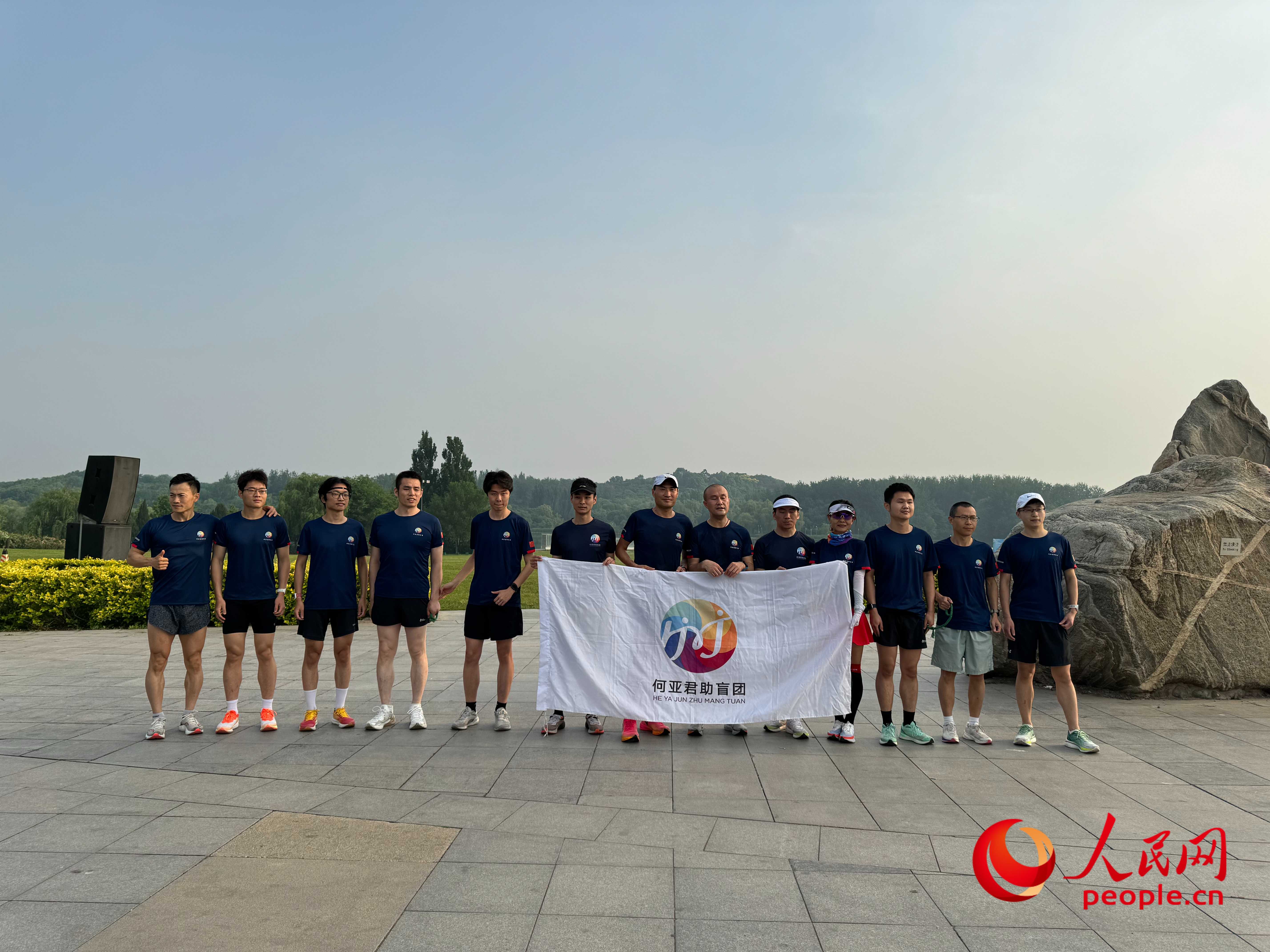 何亞君助盲團(tuán)的部分成員合影。人民網(wǎng) 周靜圓攝