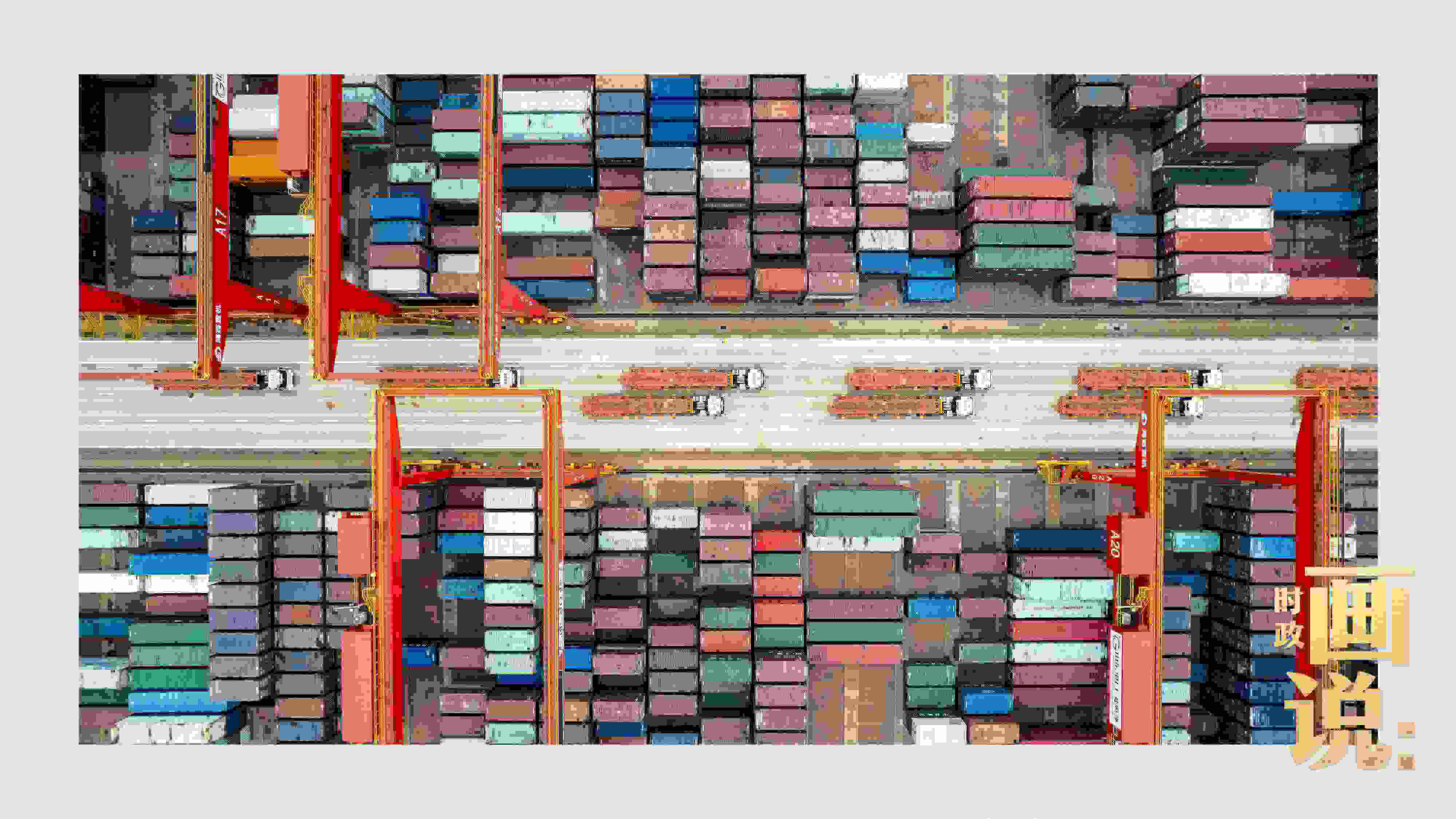 △相比于傳統(tǒng)碼頭，智慧、綠色的全自動化集裝箱碼頭單機效率可提升50%，綜合成本降低70％，人力成本下降80%，每年可削減碳排放9720噸。