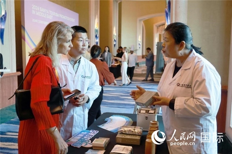 三亞市中醫(yī)院代表向來賓介紹中醫(yī)。人民網(wǎng)記者管克江攝