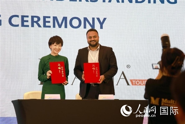 三亞與迪拜當(dāng)?shù)芈眯猩绾炇鸷献鲄f(xié)議。人民網(wǎng)記者管克江攝