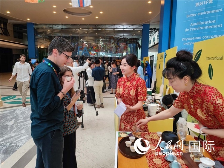 與會嘉賓在中國展臺品茶。 人民網(wǎng)記者 謝亞宏攝