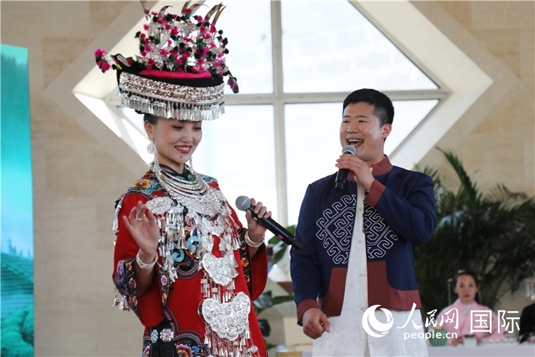 2、來自湖北的歌唱家演唱民族歌曲。 人民網(wǎng)記者 李志偉攝