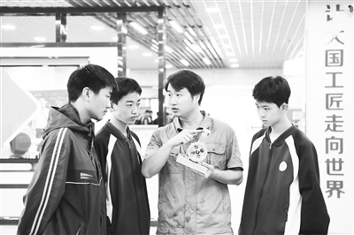 職業(yè)院校教師為數(shù)控技術(shù)應(yīng)用專業(yè)學(xué)生授課。 新華社記者 王全超攝